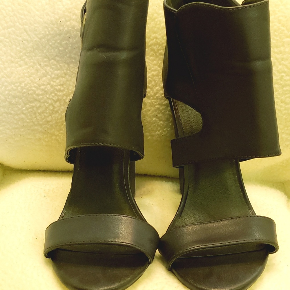 Michael Antonio Navy Blue Size 6 and 1/2 heel